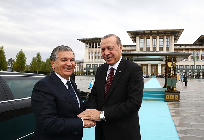 ВИДЕО: Эрдоған Шавкат Мирзиёевни Президент Саройи киришида қарши олди