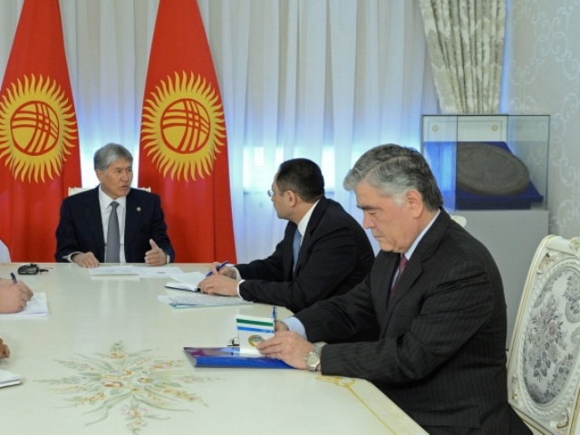 Хитойга расмий сафари тугаган Атамбаев нега Қирғизистонга қайтмади?