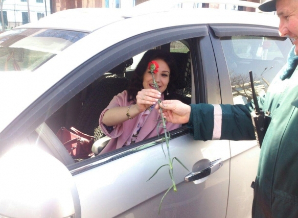 Сотрудники УБДД поздравляют женщин-водителей с праздником 8 марта!